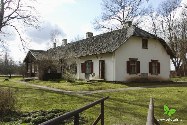 rAIŅA MĀJA.jpg
